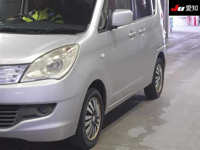 MITSUBISHI DELICA D2 2011