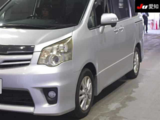 TOYOTA NOAH 2010