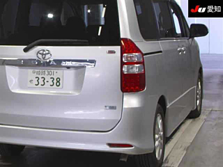 TOYOTA NOAH 2010