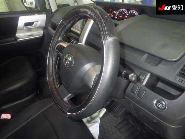 TOYOTA VOXY 2010
