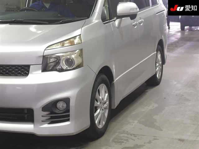 TOYOTA VOXY 2010