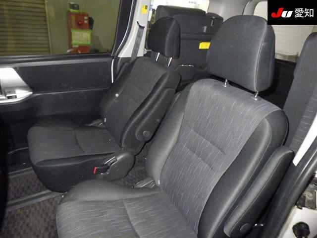 TOYOTA NOAH 2010