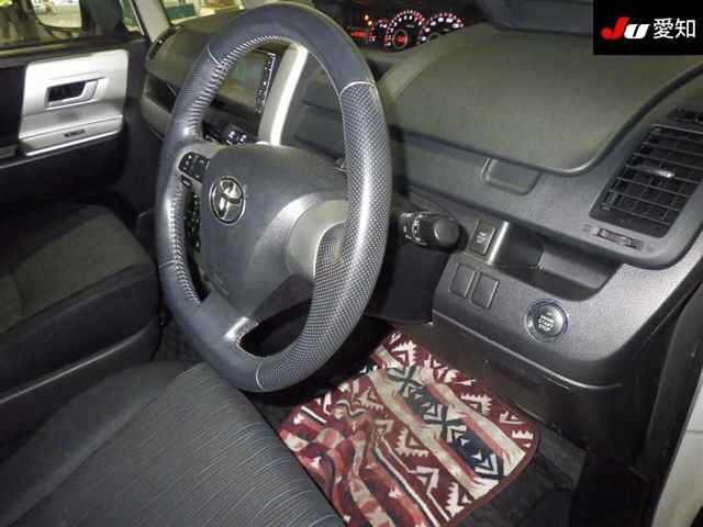 TOYOTA NOAH 2010