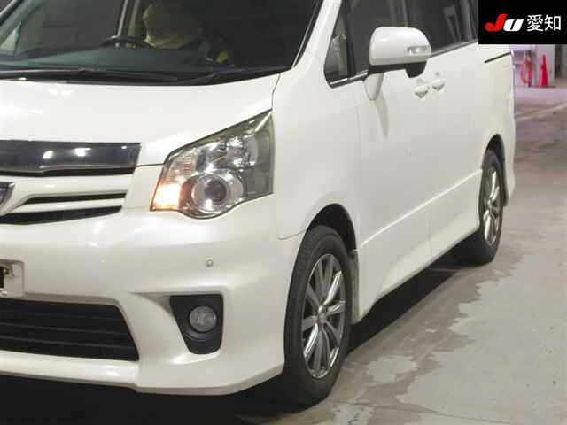 TOYOTA NOAH 2010