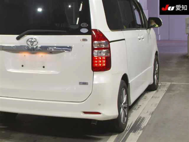 TOYOTA NOAH 2010