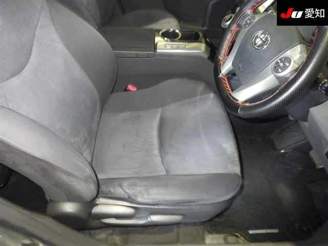 TOYOTA PRIUS ALPHA 2011