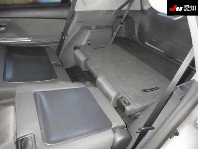 TOYOTA PRIUS ALPHA 2011