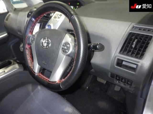 TOYOTA PRIUS ALPHA 2011