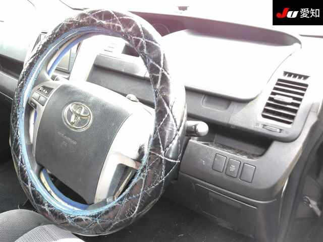 TOYOTA NOAH 2010