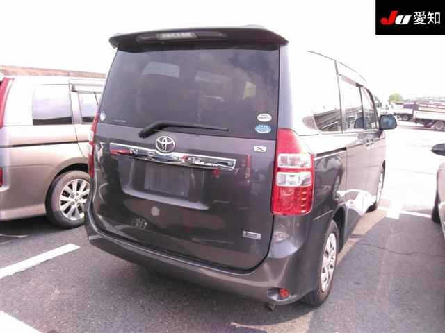 TOYOTA NOAH 2010