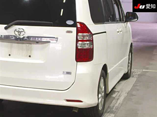 TOYOTA NOAH 2010