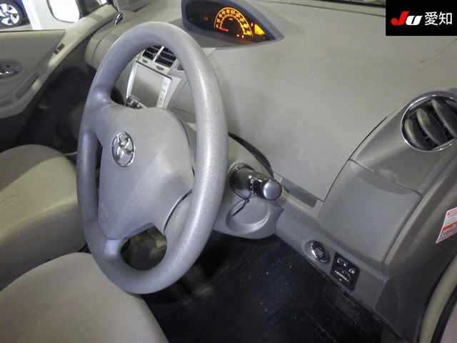 TOYOTA VITZ 2010