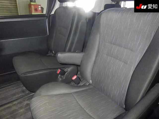 TOYOTA NOAH 2010