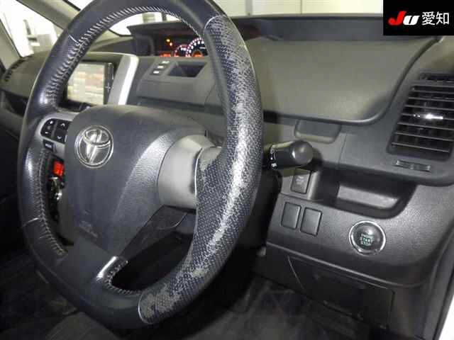 TOYOTA NOAH 2010