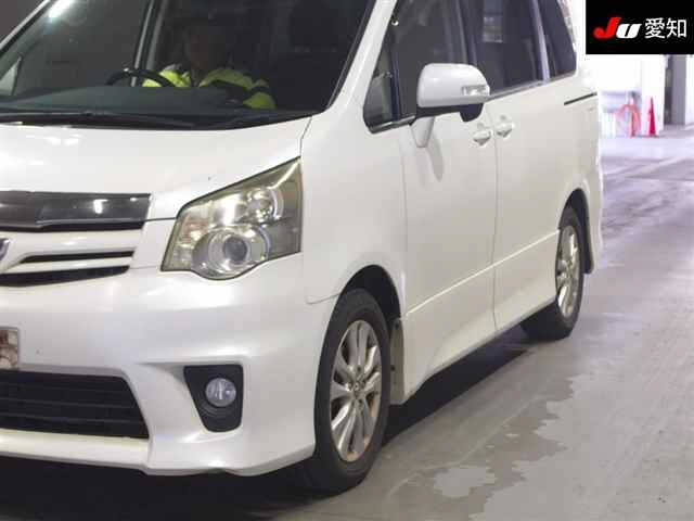 TOYOTA NOAH 2010