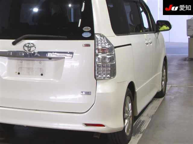 TOYOTA NOAH 2010