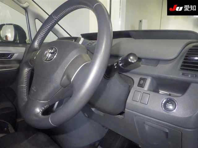 TOYOTA VOXY 2009