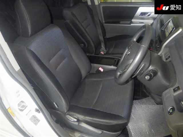 TOYOTA VOXY 2009