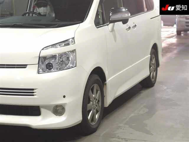 TOYOTA VOXY 2009