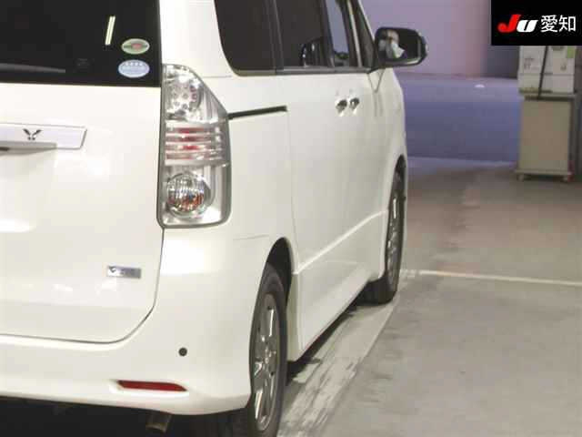 TOYOTA VOXY 2009