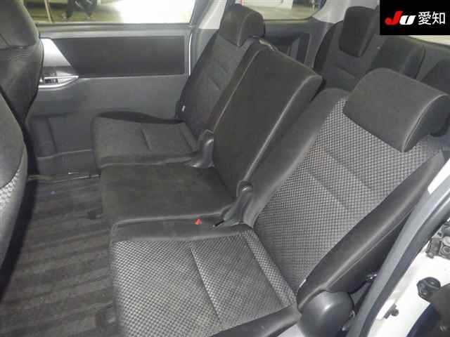 TOYOTA NOAH 2010
