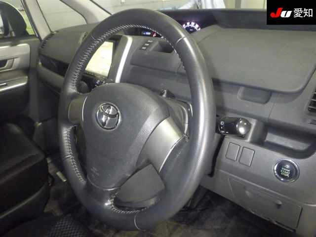 TOYOTA NOAH 2010