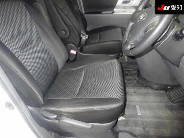 TOYOTA NOAH 2010