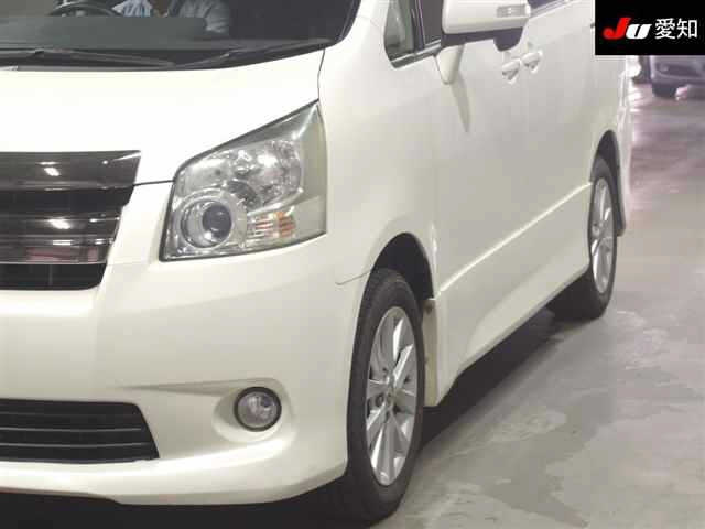 TOYOTA NOAH 2010