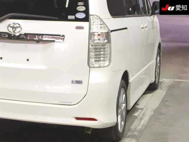 TOYOTA NOAH 2010