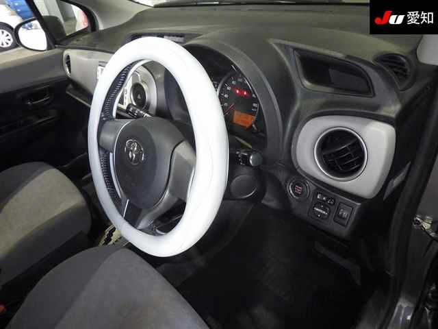 TOYOTA VITZ 2011