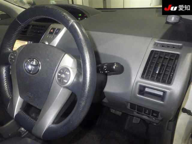 TOYOTA PRIUS ALPHA 2011