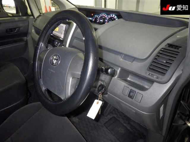 TOYOTA VOXY 2009