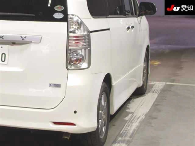 TOYOTA VOXY 2009