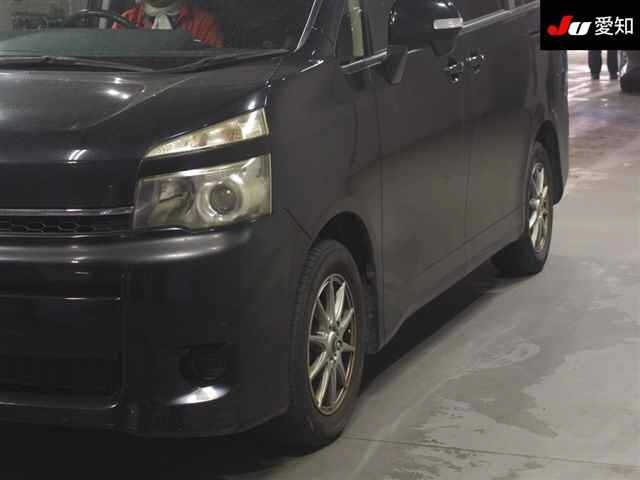 TOYOTA VOXY 2013