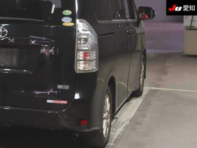 TOYOTA VOXY 2013