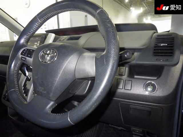 TOYOTA VOXY 2010