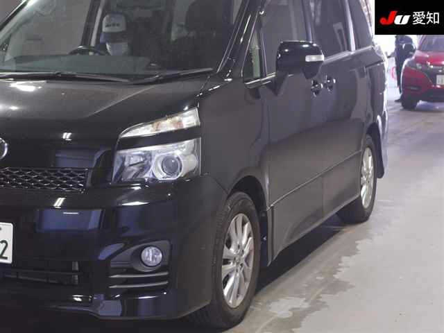 TOYOTA VOXY 2010