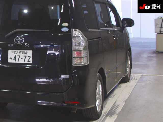 TOYOTA VOXY 2010