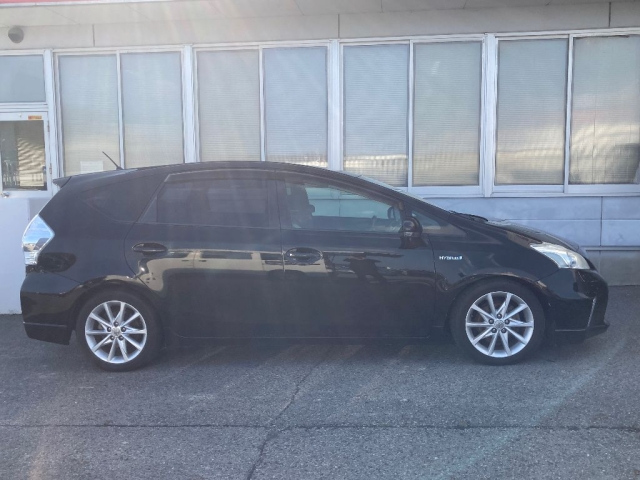 TOYOTA PRIUS ALPHA 2012