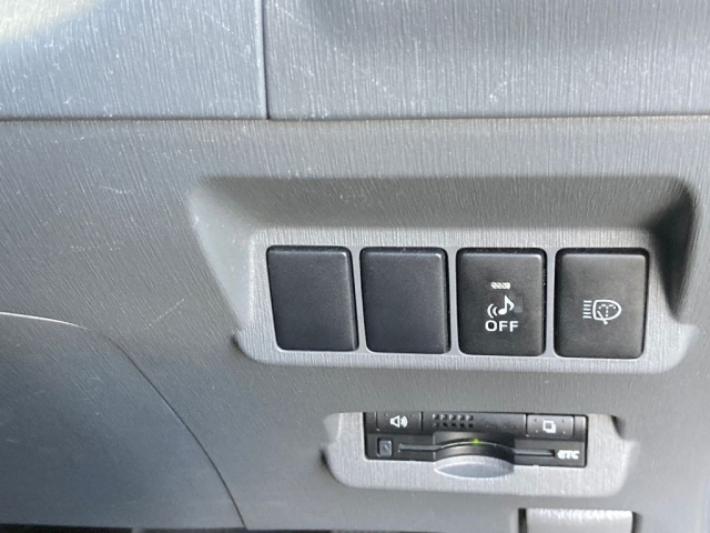 TOYOTA PRIUS ALPHA 2012