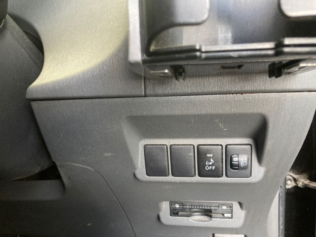 TOYOTA PRIUS ALPHA 2013