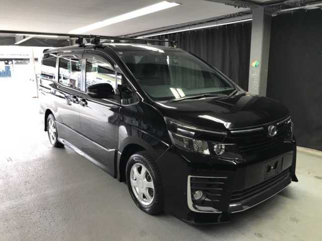TOYOTA VOXY 2014