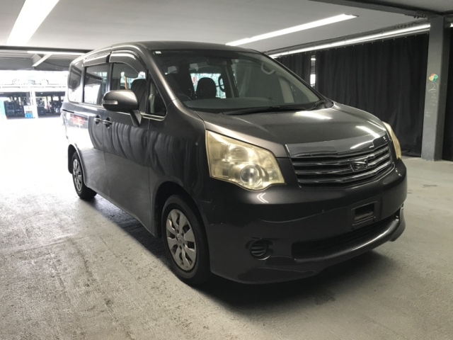 TOYOTA NOAH 2010