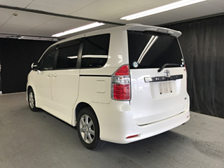 TOYOTA NOAH 2008