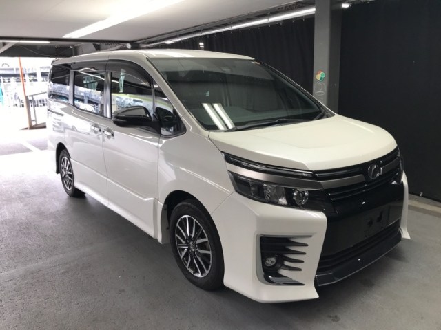 TOYOTA VOXY 2017