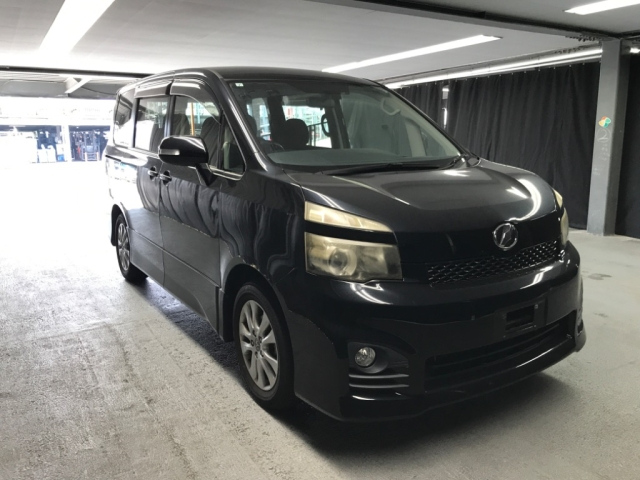 TOYOTA VOXY 2011
