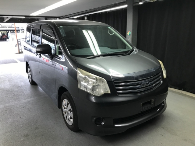 TOYOTA NOAH 2010