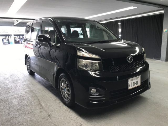 TOYOTA VOXY 2010