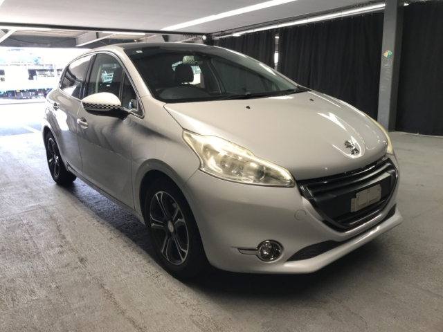 PEUGEOT 208 2015
