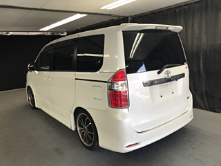 TOYOTA NOAH 2008